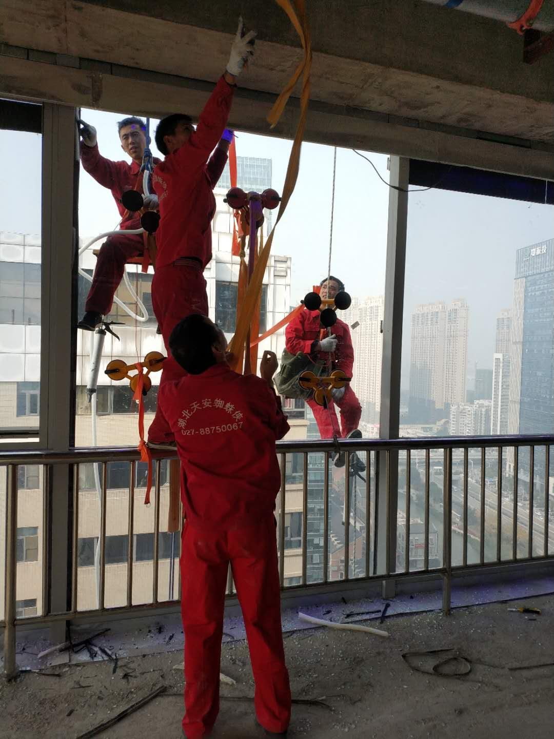 高空作業(yè)，設(shè)施齊全