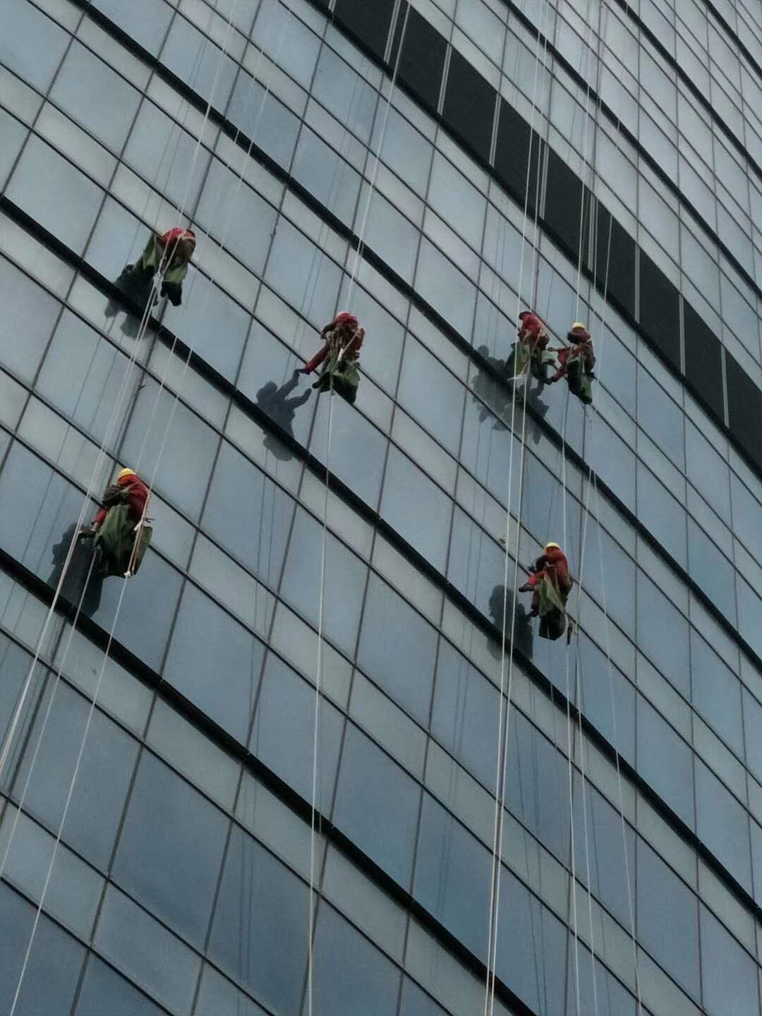 多人高空進行亮化工程